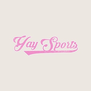 Puede incluir: Sobre un fondo beige claro, texto rosa "Yay Sports" en una fuente retro y cursiva. El texto tiene una ligera textura desgastada y está subrayado con una pancarta rosa.