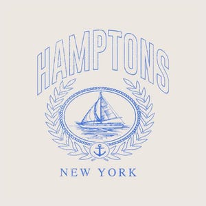 Puede incluir: Gráfico color crema con la palabra "HAMPTONS" en azul sobre un diseño circular. El diseño incluye un velero, una corona de laurel y un ancla, con "NEW YORK" debajo.