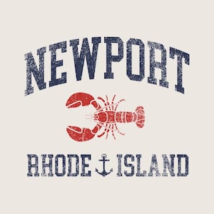 Può includere: Grafica color crema con la scritta "NEWPORT" in blu navy sopra un'illustrazione di aragosta rossa. Sotto, "RHODE ISLAND" è in blu navy con un simbolo di ancora.