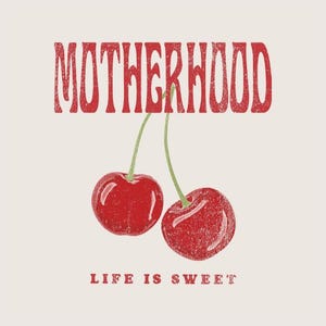 Può includere: Un design grafico con la parola "MOTHERHOOD" in rosso, sopra due ciliegie rosse con gambi verdi. Sotto le ciliegie, il testo "LIFE IS SWEET" è visualizzato in rosso. Lo sfondo è di colore beige chiaro.