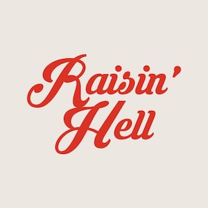 Puede incluir: Sobre un fondo crema, la imagen muestra las palabras "Raisin' Hell" en rojo intenso, con una fuente cursiva y audaz. El texto, centrado, ocupa la mayor parte de la imagen, transmitiendo un ambiente juguetón y rebelde.