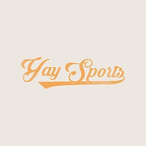 Puede incluir: Fondo color crema con las palabras "Yay Sports" en escritura naranja. El texto tiene un aspecto vintage y desgastado, con un sutil efecto de sombra. Una línea horizontal naranja subraya el texto.
