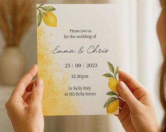 Könnte beinhalten: Eine Hochzeitseinladung mit Zitronen-Thema. Die Einladung hat einen aquarellgelben Hintergrund und Zitronenillustrationen. Der Text lautet "Please join us for the wedding of Emma & Chris" mit Datum, Uhrzeit und Ort in Sizilien, Italien.