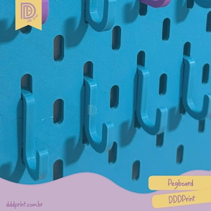 Pode incluir: Um close-up de um painel perfurado azul com ganchos correspondentes. O painel perfurado tem orifícios espaçados uniformemente e é feito de um material sólido. Os ganchos são projetados para caber nos orifícios. O texto "Pegboard" e "DDDPrint" é visível.