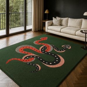 Peut inclure: Un tapis vert orné d'un motif de serpent stylisé en rouge, noir et blanc. Le corps du serpent est orné de points et de courbes, créant un contraste visuel saisissant sur le fond vert uni. Le tapis est dans un salon.