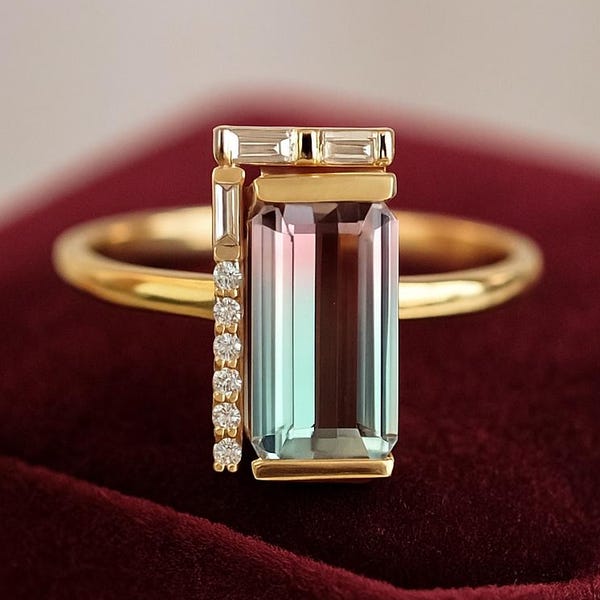 Anillo de compromiso con turmalina sandía talla baguette: oro de 14 k con racimo de diamantes