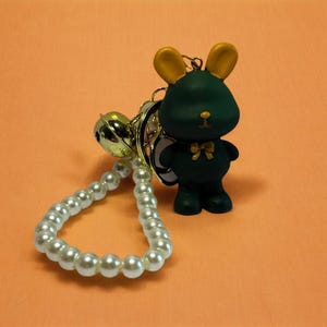 パールブレスレット付き小さなウサギのキーホルダー、かわいい小さなウサギのチャームキーホルダー、漫画樹脂チャーム、ギフトキーホルダー。