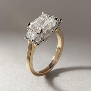 3 CT Drei-Stein-Smaragdschliff Moissanite Verlobungsring, Seite Trapez Moissanite Drei-Stein-Verlobungsring Smaragdschliff und Trapezschliff