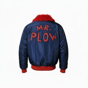 Könnte beinhalten: Marineblaue Bomberjacke mit rotem Kunstfellkragen und roten Bündchen. Auf der Rückseite der Jacke steht in roten Blockbuchstaben "MR. PLOW", ein Verweis auf eine beliebte Fernsehsendung.