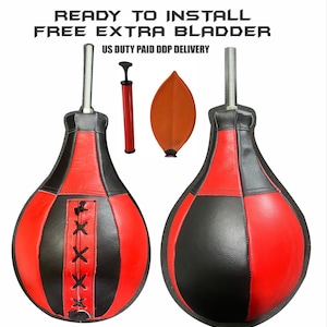 Puede incluir: Dos sacos de velocidad rojos y negros con una vejiga de repuesto y una bomba de mano roja. Los sacos de velocidad tienen forma de lágrima y están hechos de cuero. El texto de la imagen dice "READY TO INSTALL FREE EXTRA BLADDER".