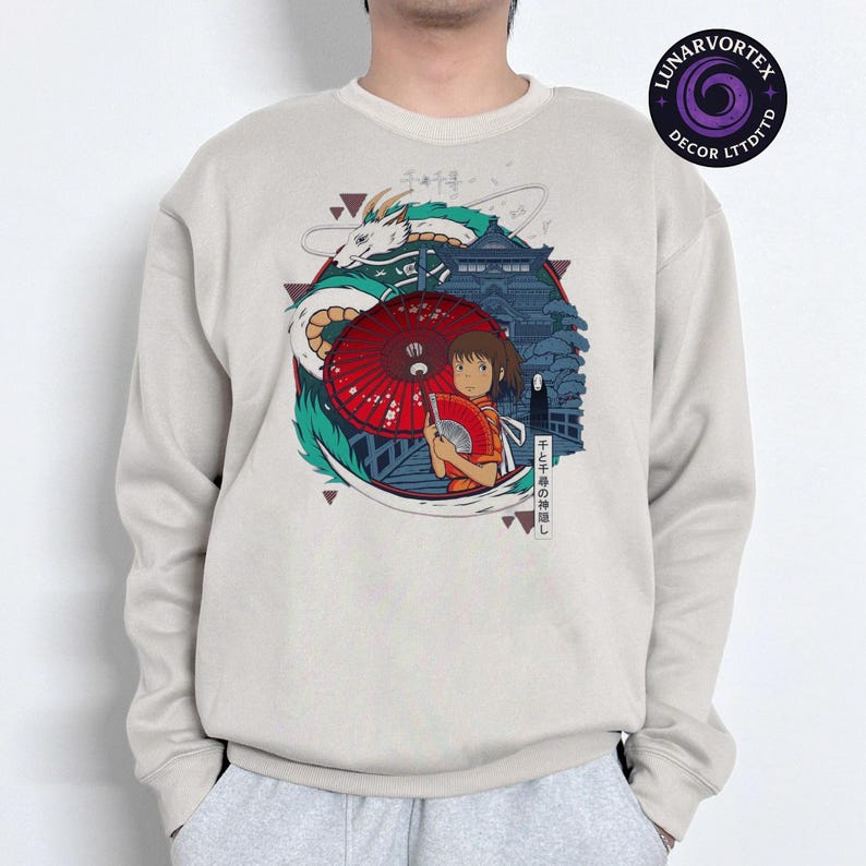 K&ouml;nnte beinhalten: Hellbeige Sweatshirt mit farbenfrohem Grafikdesign. Das Design zeigt einen roten Regenschirm, einen wei&szlig;en Drachen und ein Geb&auml;ude im japanischen Stil. Der Text im Bild ist auf Japanisch.
