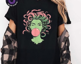 Medusa Bubblegum Graphic Tee: Mythologisches Schlangenhaargöttin-Shirt