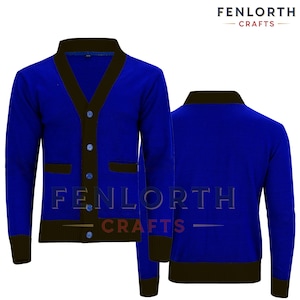 Puede incluir: Un cárdigan azul real con ribete, bolsillos y botones negros. El cárdigan tiene un diseño de cuello en V y mangas largas. La marca "FENLORTH CRAFTS" está impresa en la parte superior e inferior de la imagen.