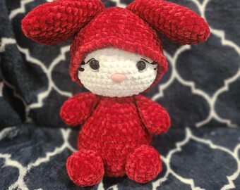 Gato blanco con traje rojo y gorro con orejas de conejo