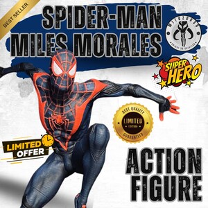 Puede incluir: Figura de acci&oacute;n de Spider-Man Miles Morales en una pose din&aacute;mica. La figura es predominantemente negra y roja, con un dise&ntilde;o de vestuario detallado. La imagen incluye el texto "Spider-Man Miles Morales" y "Action Figure."