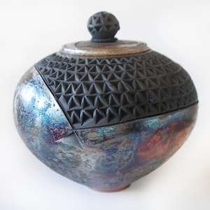 Jarrón con tapa de cerámica Raku brillante con patrón triangular impreso – Decoración de cerámica para el hogar