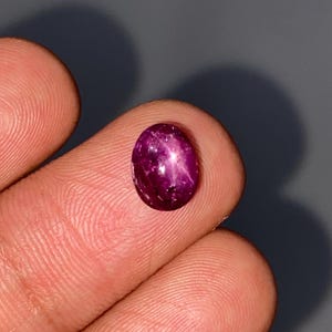 Puede incluir: Un juego de tres tazas de cerámica con un acabado mate moteado. Las tazas son de color crema, marrón claro y marrón oscuro. Cada taza tiene un diseño simple y minimalista.