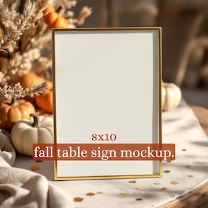 Puede incluir: Maqueta de letrero de mesa de otoño con marco dorado. El letrero de 8x10 pulgadas (aproximadamente 20x25 cm) muestra el texto "fall table sign mockup". Las calabazas y el follaje otoñal crean un ambiente cálido.