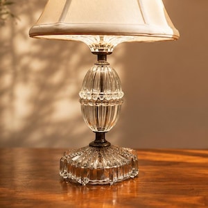 Zestaw lamp buduarowych z prasowanego szkła, lampki toaletowe w stylu art déco z połowy XX wieku