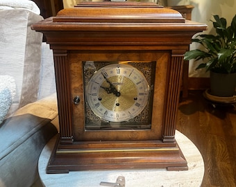 Reloj de sobremesa antiguo Howard Miller con mecanismo de cuerda manual de triple sonería y llave (n.º 612436)