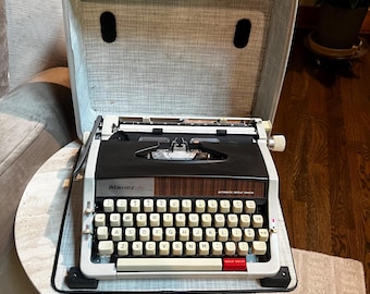 Máquina de escribir portátil Wedgefield 200 vintage con estuche, años 70.