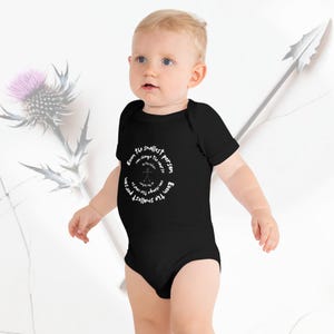 Inspirujący dziecięcy kombinezon – cytat „Nawet najmniejsza osoba” – unisexowy dziecięcy kombinezon – inspirujący prezent dla dziecka – projekt Thistle and Spear