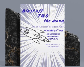 Könnte beinhalten: Eine Geburtstagseinladung mit einer Raketenillustration. Die Einladung lautet "Blast off TWO the moon" und enthält Party-Details: Datum, Uhrzeit, Ort und RSVP-Informationen. Das Design hat ein lila-weißes Farbschema mit Sternakzenten.
