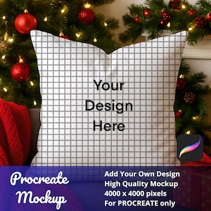 Puede incluir: Una almohada cuadrada blanca con un patrón de cuadrícula y el texto "Your Design Here". La almohada está frente a un árbol de Navidad con adornos rojos. Las palabras "Procreate Mockup" están en la parte inferior.