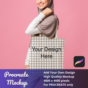 以下が含まれることがあります： 「Your Design Here」の文字が入った、格子模様のベージュ色のトートバッグ。ヒジャブを着用した人がバッグを持っています。画像には「Procreate Mockup」の文字とモックアップの詳細も含まれています。