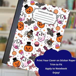 Puede incluir: Cuaderno de composici&oacute;n con dise&ntilde;o de Halloween. La portada presenta calabazas naranjas, fantasmas, murci&eacute;lagos, ara&ntilde;as y caramelos sobre un fondo blanco. El lomo es negro. El texto en la portada dice "COMPOSITION BOOK". Texto adicional en la imagen dice "Print Your Cover on Sticker Paper, Trim to Fit, Apply to Notebook, Enjoy!"