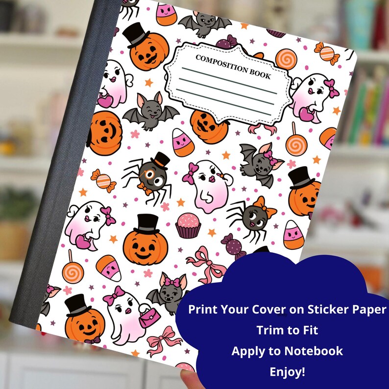 Puede incluir: Cuaderno de composici&oacute;n con dise&ntilde;o de Halloween. La portada presenta calabazas naranjas, fantasmas, murci&eacute;lagos, ara&ntilde;as y caramelos sobre un fondo blanco. El lomo es negro. El texto en la portada dice "COMPOSITION BOOK". Texto adicional en la imagen dice "Print Your Cover on Sticker Paper, Trim to Fit, Apply to Notebook, Enjoy!"