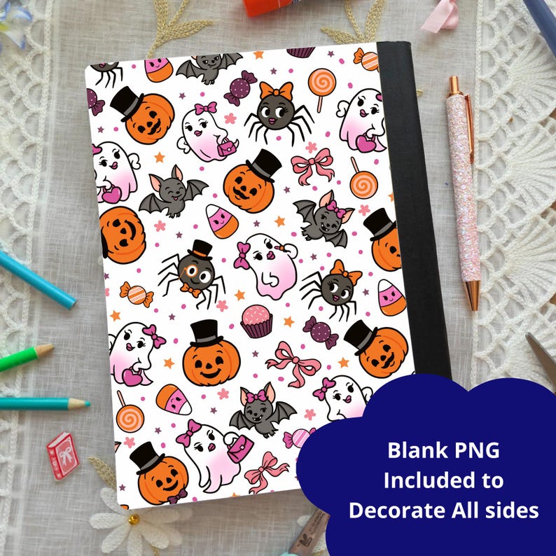 Puede incluir: Un cuaderno con tem&aacute;tica de Halloween con una cubierta blanca que presenta un patr&oacute;n repetido de calabazas naranjas, fantasmas, ara&ntilde;as, murci&eacute;lagos, caramelos y lazos. El cuaderno tiene un lomo negro y el texto "Blank PNG Included to Decorate All sides" en una nube azul.