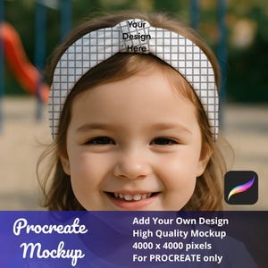 Puede incluir: Una niña lleva una diadema blanca con un patrón de cuadrícula gris y el texto "Your Design Here". La imagen también incluye el texto "Procreate Mockup" y detalles sobre la calidad y el tamaño de la maqueta.