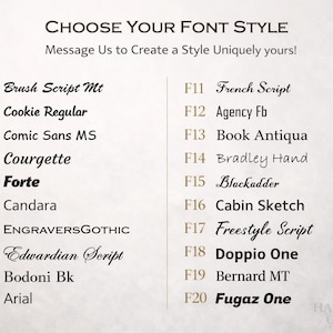 Op de afbeelding: Een beige achtergrond met een lijst met lettertypestijlen voor ontwerpprojecten. De tekst luidt "Kies uw lettertypestijl" en bevat 20 lettertypeopties, zoals Brush Script Mt, Comic Sans MS en Forte.