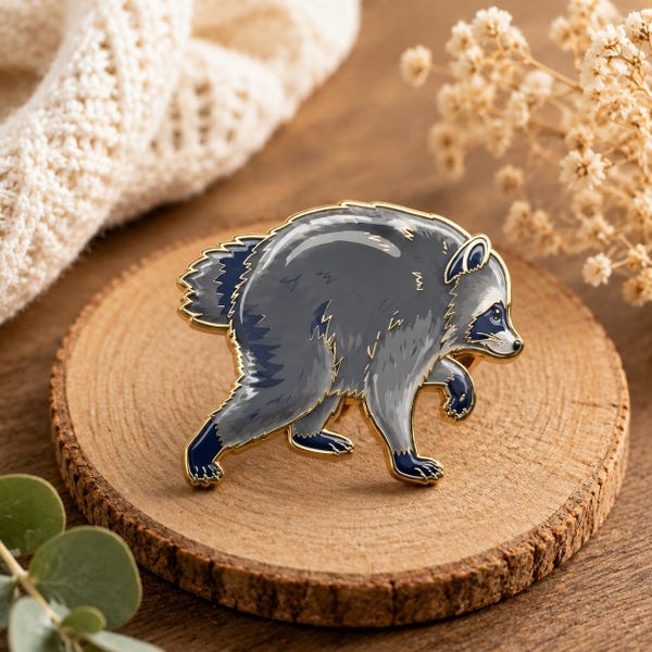 Broche raton laveur Jimothy Seattle | Broche raton laveur mignonne | Badge animal sauvage | Cadeau pour amoureux de la forêt | Cadeau nature amusant