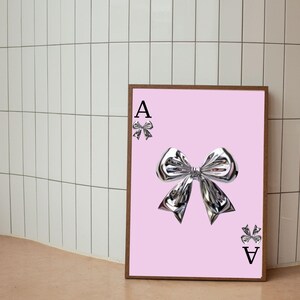 Décoration murale de cartes à jouer avec nœud chromé | Imprimable esthétique de l'an 2000 | Art numérique rose | Téléchargement instantané