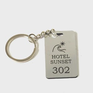 Hotelzimmer Schlüsselanhänger Plexiglas Vertikale Karte mit dem Namen Ihres Hotels und 20 Zimmernummern Ihrer Wahl (50 x 30 mm / 20 Stück)