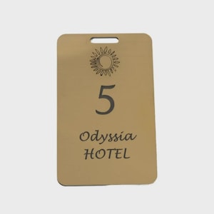Grandes cartes-clés verticales rectangulaires en plexiglas avec le nom de votre hôtel et 30 numéros de chambre au choix 82 x 52 mm / 30 pièces.