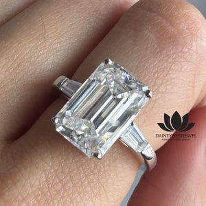 Smaragd Schnitt Labradorit Ring 4 CTW Drei-Stein-Verlobungsring aus 18K Massivgold Handgefertigtes Hochzeitsjubiläum Geschenk für Frauen