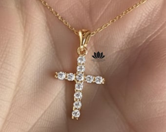 Collar con cruz de diamante cultivado en laboratorio / Colgante de cruz de diamante delicado en oro de 14 quilates / Collar religioso minimalista para ella