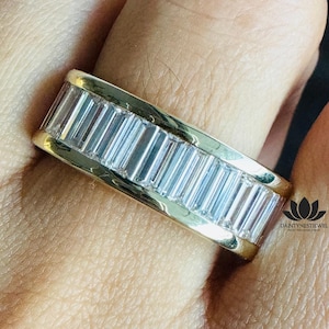 Baguette Moissanit Herren Ehering 2 CTW Kanal Lünette Halb Eternity Verlobungsring in Gold Dickes handgemachtes Jubiläumsgeschenk für ihn