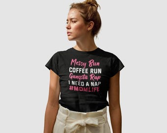 Camisetas femininas para mães, camiseta Mom Life Messy Bun Coffee Run Gangsta Rap Nap, ideia de presente para o dia das mães, camiseta para mães, camisetas Momlife