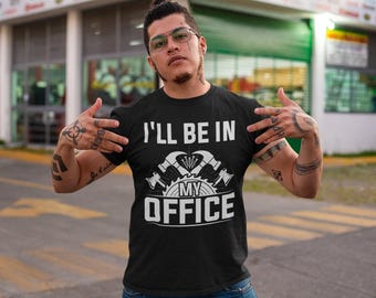 Ich werde in meinem Büro sein Holzarbeit Shirt, lustiges Holzbearbeitung Tischler Geschenk, Tischler Holzarbeiter Shirt, Tischler Shirt, Holzbearbeitungswerkzeuge