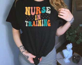 Camiseta de enfermera en formación, camiseta de futura enfermera, mejores camisetas de enfermera, camiseta de la escuela de enfermería, camiseta de agradecimiento a la enfermería, enfermera graduada, enfermera titulada
