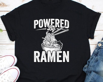 Camiseta Powered By Ramen, Camiseta para amantes del ramen, Camiseta para fideos, Regalo para amantes de los fideos, Camiseta para amantes de la comida, Regalo para amantes de la comida, Camiseta de ramen picante, Comida japonesa