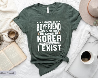 Ho un fidanzato che è la mia maglietta sbieca, regalo per gli amanti del Kpop, maglietta di musica coreana, maglietta del fidanzato coreano, moda Kpop, maglietta I Love Kpop