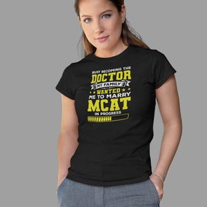 Maglietta &quot;Diventare Dottore è Impegnato&quot;, regalo per dottore, maglietta per medico, maglietta per dottore, regalo di laurea in medicina, maglietta per futuro dottore