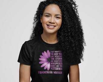 Camiseta "Soy la Tormenta" de guerrero de la fibromialgia, camiseta de superviviente de la fibromialgia, camiseta de concienciación sobre la fibromialgia, camiseta con lazo de la fibromialgia, "Llevo morado"