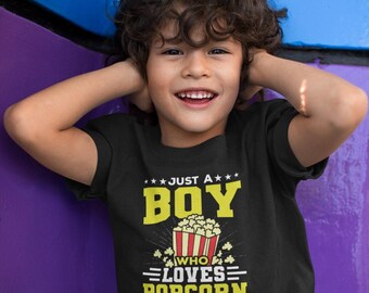 Maglietta "Just a Boy Who Loves Popcorn", Maglietta per guardare film al cinema, Maglietta per gli amanti dei popcorn, Regalo per gli appassionati di cinema, Maglietta per una serata al cinema, Maglietta per mangiare popcorn