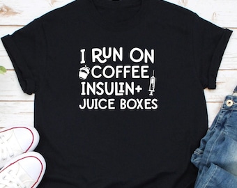 Maglietta "Corro a caffè, insulina e succhi di frutta", diabete di tipo 1, maglietta divertente sul diabete, sensibilizzazione sul diabete, maglietta sull'insulina, maglietta per diabetici